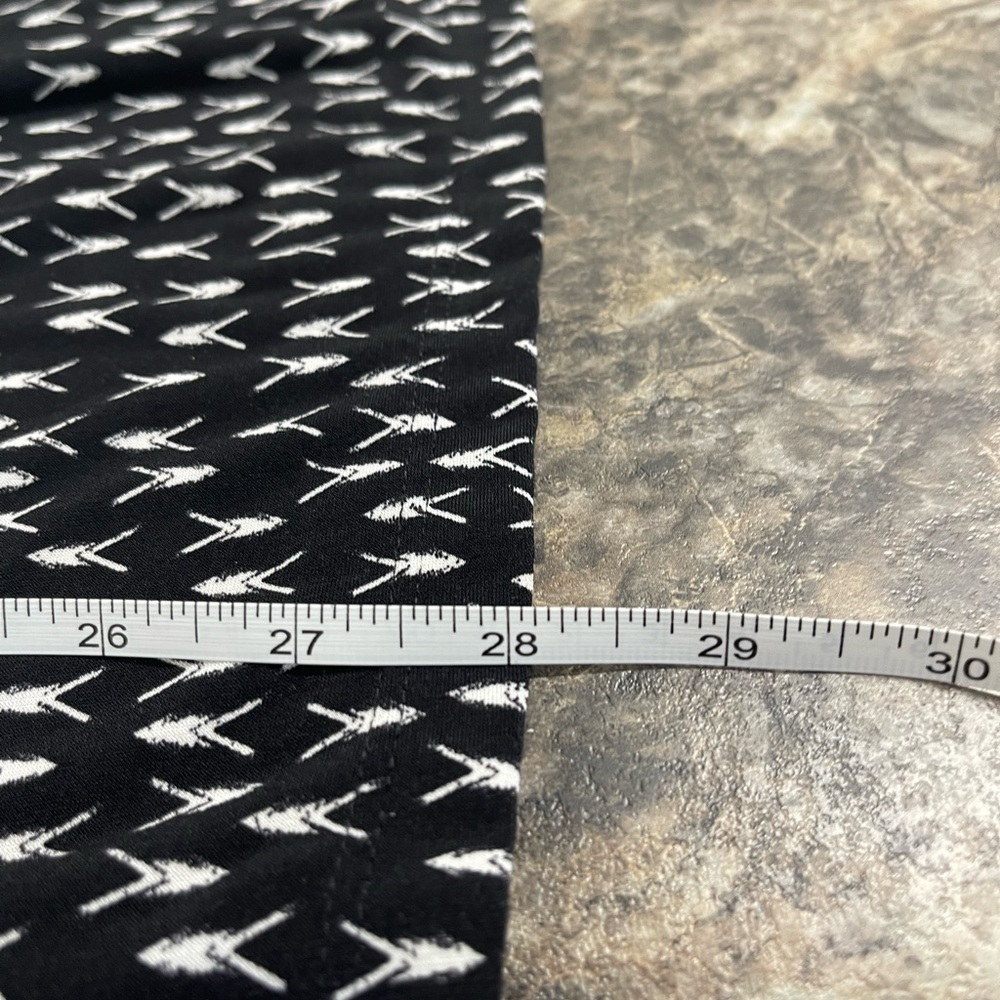Rafaella Women's Sleeveless Tank Top M Black & White Geometric Arrow Print - Picture 4 of 8